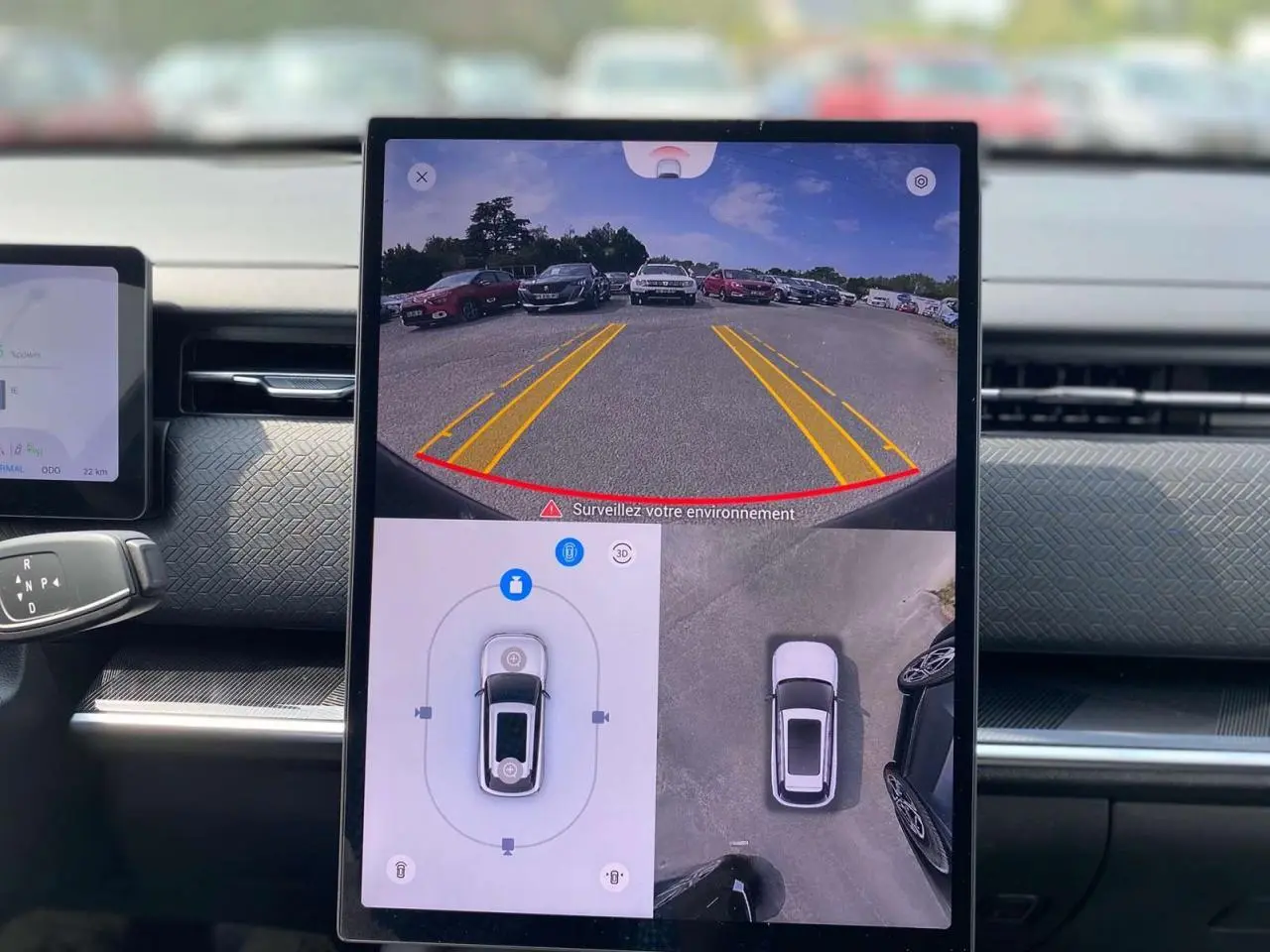 Écran central du JAECOO J7 blanc khaki montrant la caméra de recul et la vue 360° intérieure.