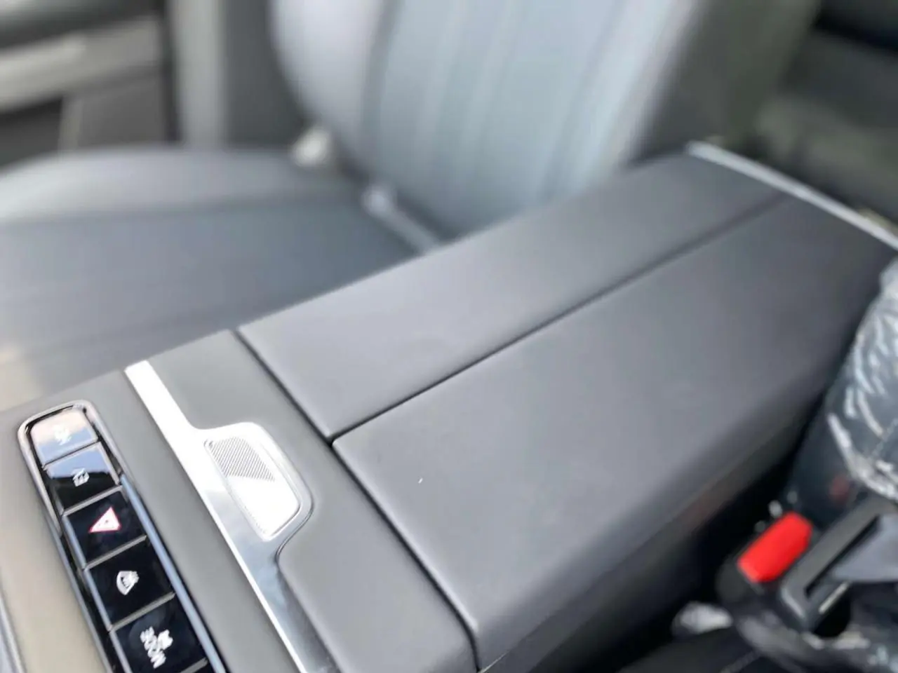 Gros plan sur l'accoudoir central noir de l'intérieur du JAECOO J7 1.5 SHS-P 279 Select PHEV 2026.