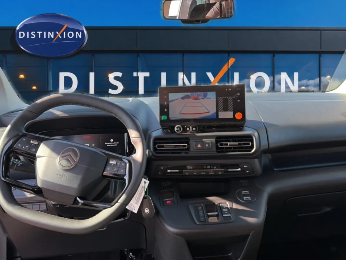 Vue intérieure avant du Citroën Berlingo Steel Grey 2026, avec écran tactile affichant la caméra de recul.