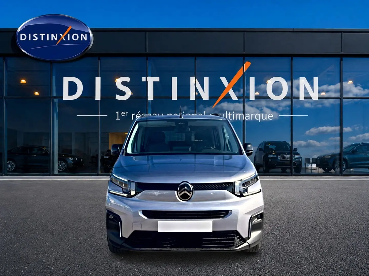 Vue avant d'un Citroën Berlingo Steel Grey 2026, avec calandre moderne et phares LED distinctifs.