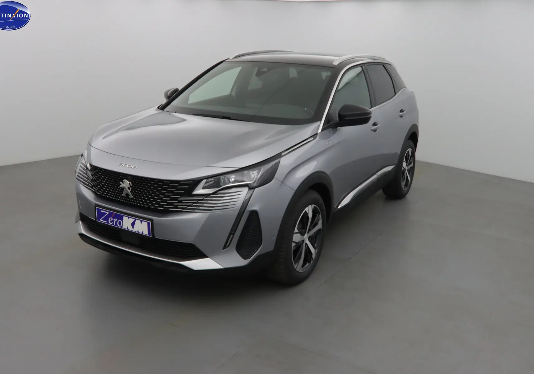 Peugeot 3008 gris Artense métal vue 3/4 avant droit avec calandre noire et jantes alliage bicolores.