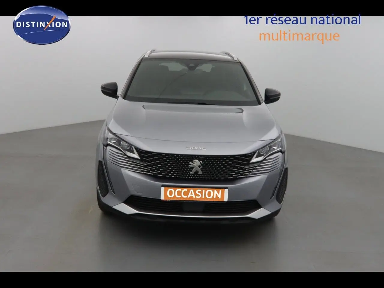 Vue de face d'un Peugeot 3008 gris Artense métal avec calandre noire et logo lion central bien visible.