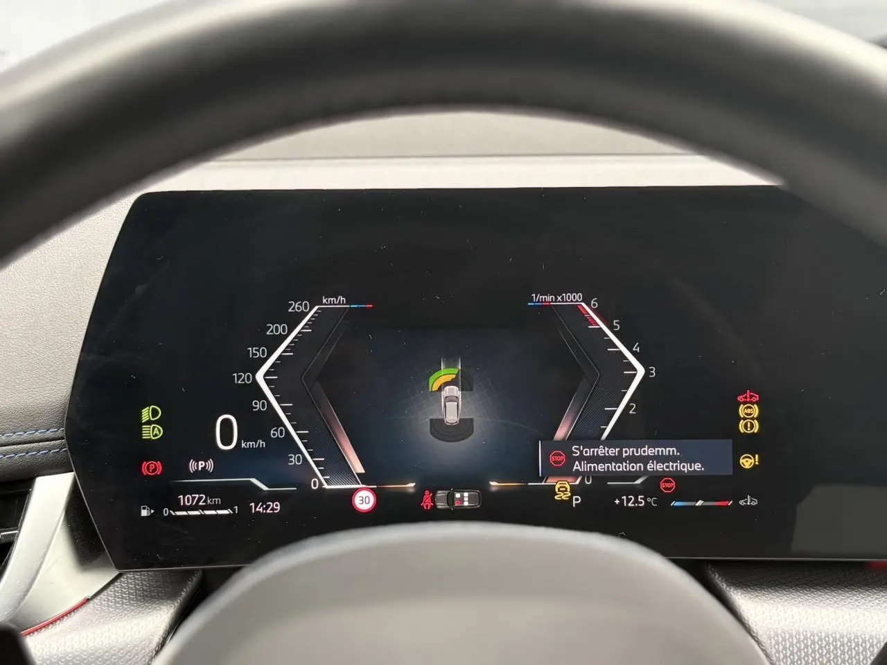 Vue rapprochée du combiné d'instrumentation numérique du BMW X1 blanc, affichant les indicateurs de vitesse et alertes.