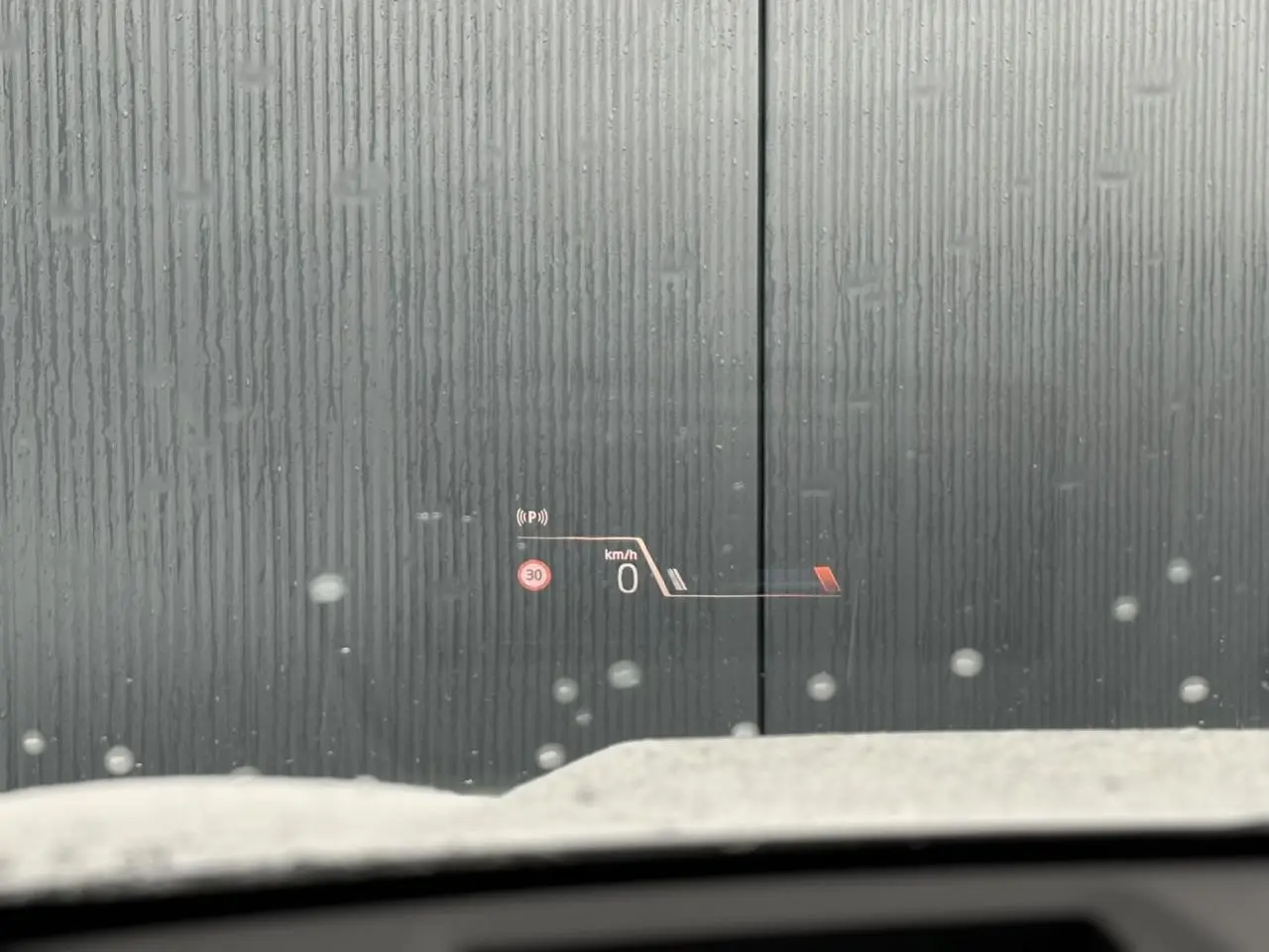 Affichage tête haute couleur du BMW X1 2025 montrant la vitesse 0 km/h et limite à 30 km/h sur pare-brise humide.