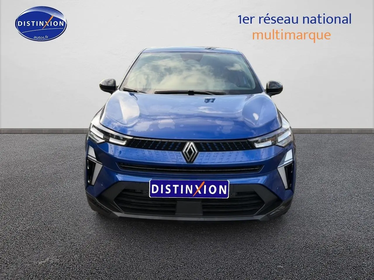 Vue frontale d'un Renault Captur 2025 bleu iron avec calandre noire et phares LED fins.
