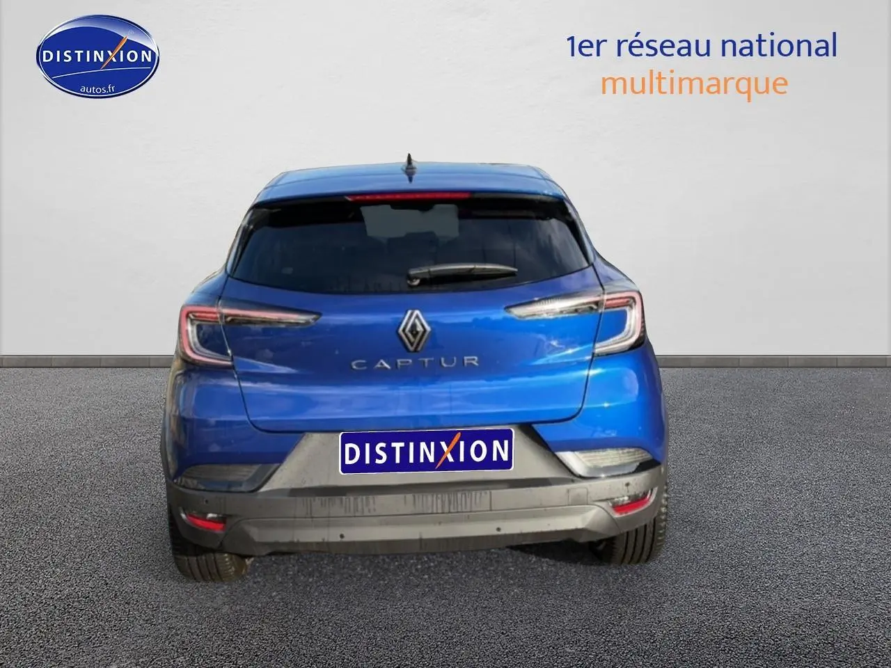 Vue arrière du Renault Captur bleu iron 2025 avec feux arrière LED et lunette arrière surteintée.