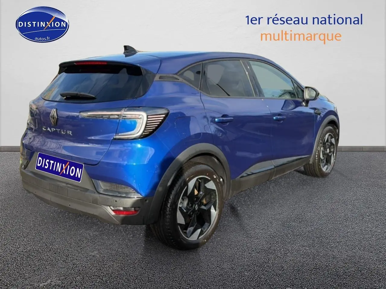 Vue 3/4 arrière droite d’un Renault Captur 2025 Bleu Iron avec jantes noires et feux arrière LED.