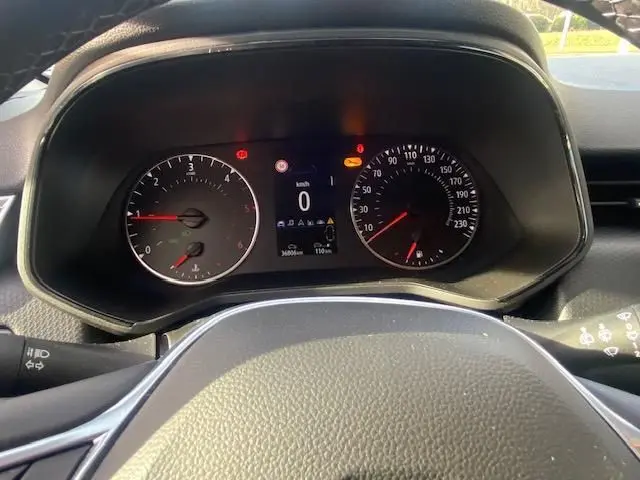 Vue rapprochée du tableau de bord de la Renault Clio 1.5 dCi 2021, avec compte-tours, compteur et écran digital au centre.