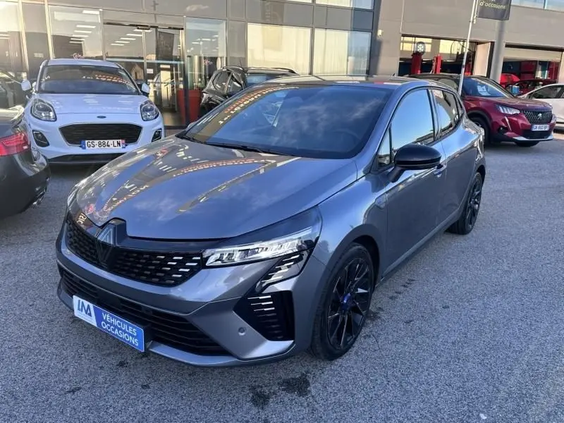 Renault Clio V Gris Schiste vue 3/4 avant droit, avec jantes noires et signature lumineuse distinctive Alpine.