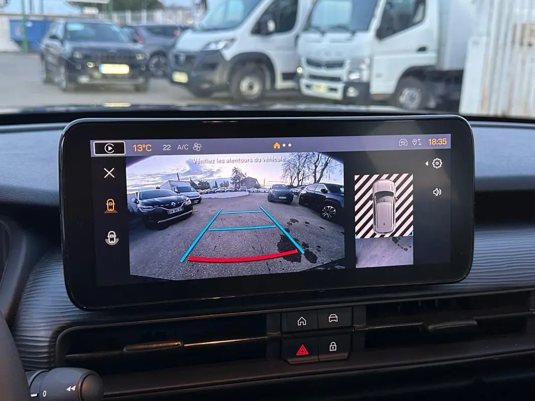 Écran de caméra de recul du Jeep Avenger noir montrant l'arrière avec guidage de trajectoire en bleu et rouge.