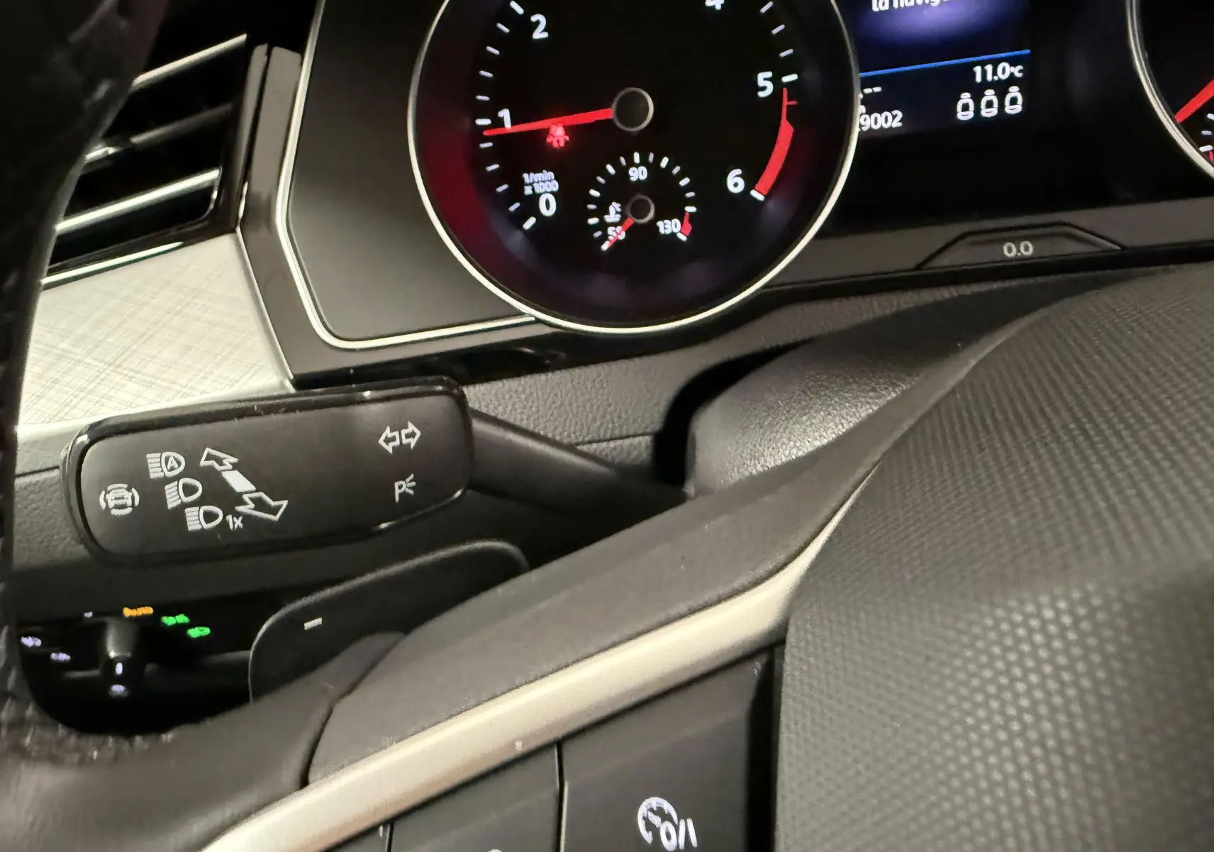 Gros plan sur le combiné d'instruments et la commande de clignotants de la Volkswagen Passat SW 2.0 TDI gris pyrite.