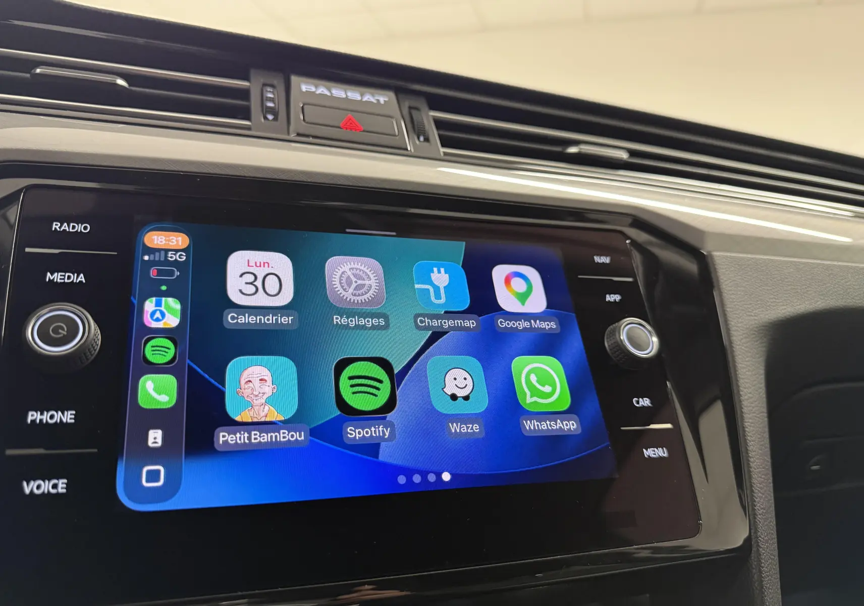Écran tactile central de la Volkswagen Passat SW 2024 affichant des applications connectées, vue intérieure rapprochée.