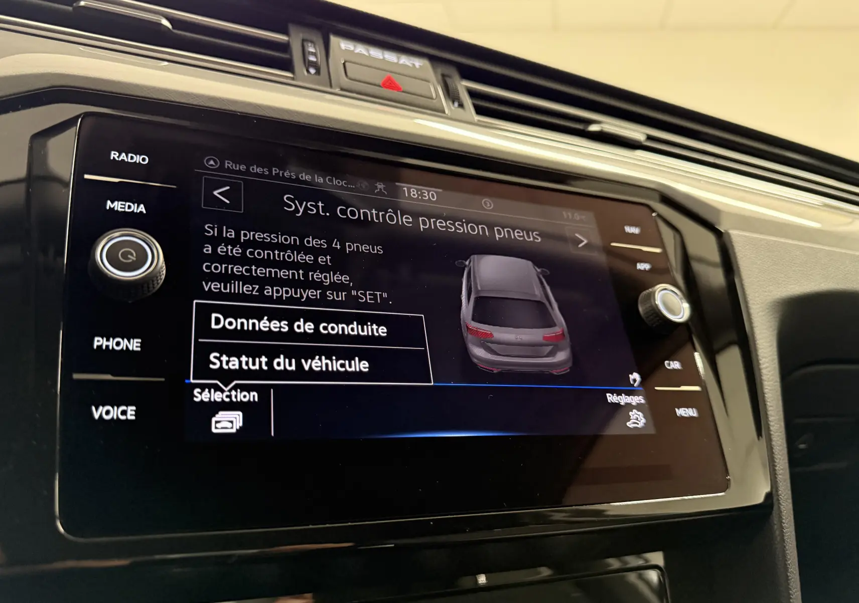Écran central tactile de la Volkswagen Passat SW 2.0 TDI 122 DSG7 Business affichant le contrôle pression pneus.