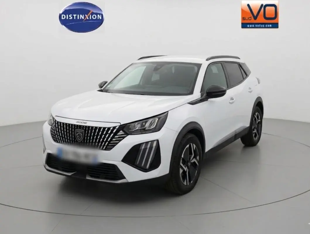 Peugeot 2008 blanc en 3/4 avant droit, avec barres de toit et jantes alliage noires de 17 pouces.