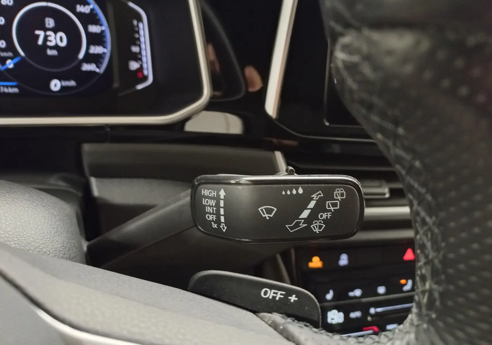 Gros plan sur la manette d'essuie-glace côté gauche du tableau de bord du Volkswagen T-Roc noir intense nacré 2025.
