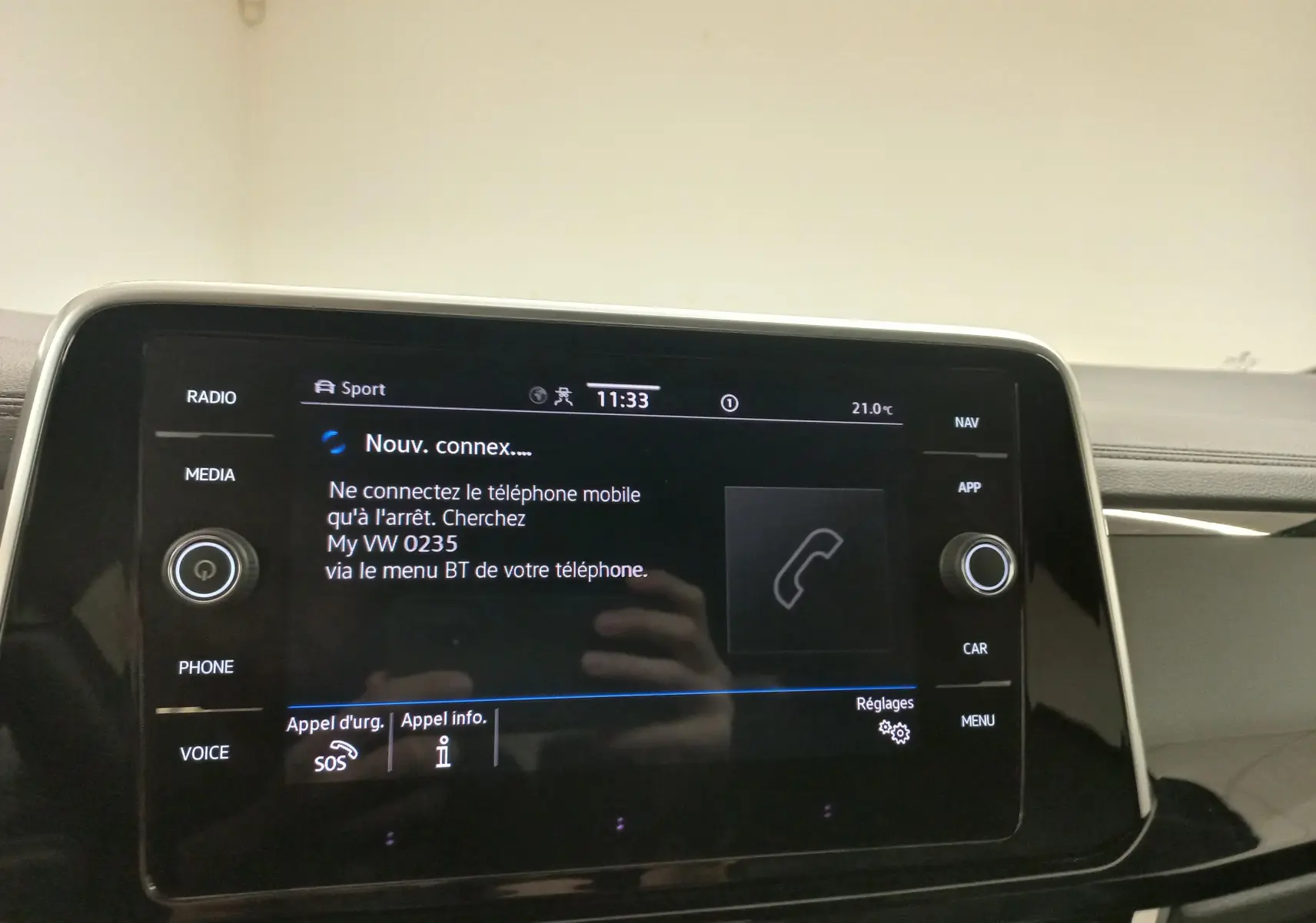 Écran tactile central du Volkswagen T-Roc 2025 affichant la connexion Bluetooth, avec commandes autour en finition noire brillante.
