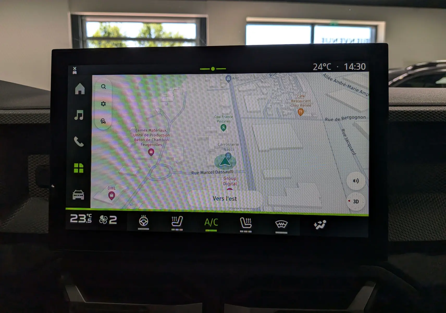 Écran tactile central du tableau de bord du Dacia Duster Hybrid-G 150 CH 4x4 en fonctionnement avec navigation affichée.