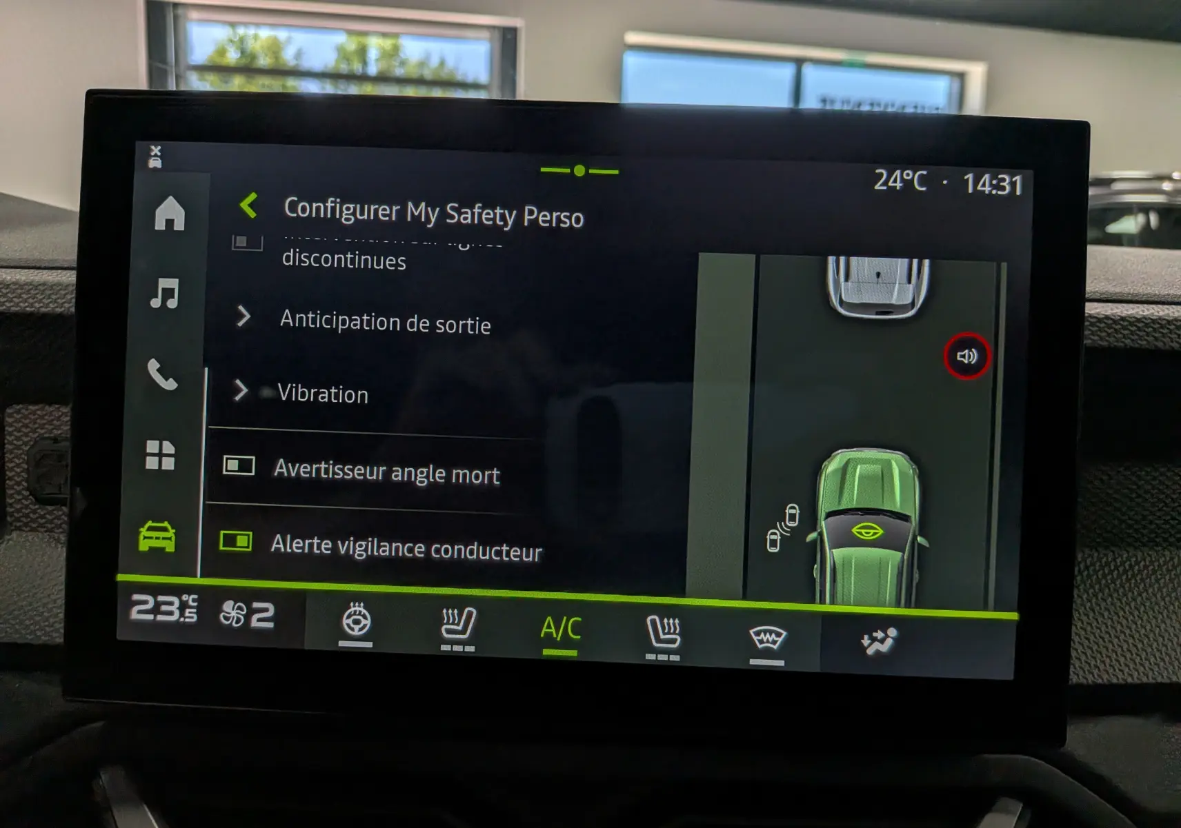 Écran tactile intérieur du Dacia Duster Hybrid-G 150 CH 4x4, affichant les réglages de sécurité et la température à 24°C.