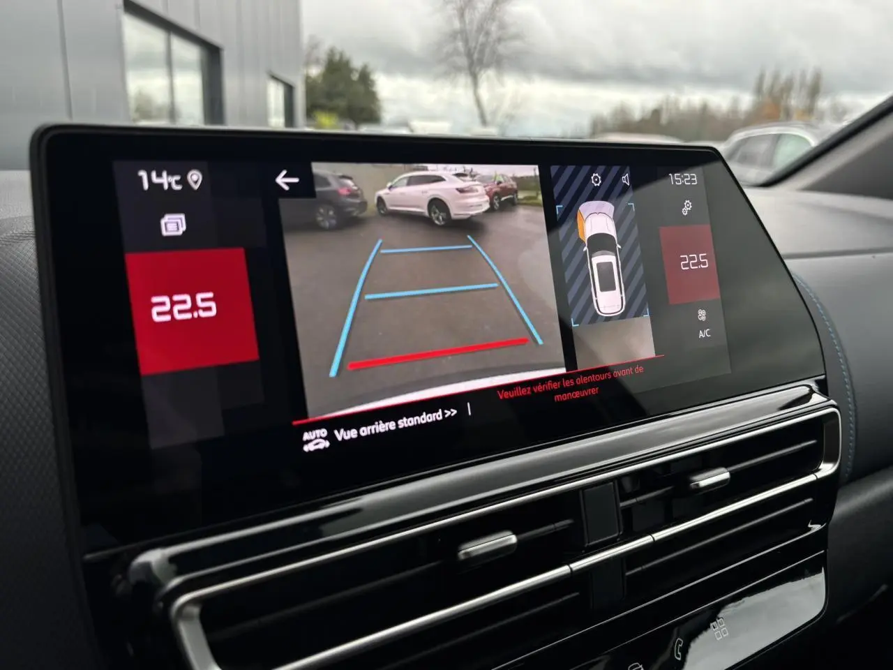 Vue rapprochée de l’écran tactile intérieur affichant la caméra de recul d’un Citroën C5 Aircross blanc Okénite.