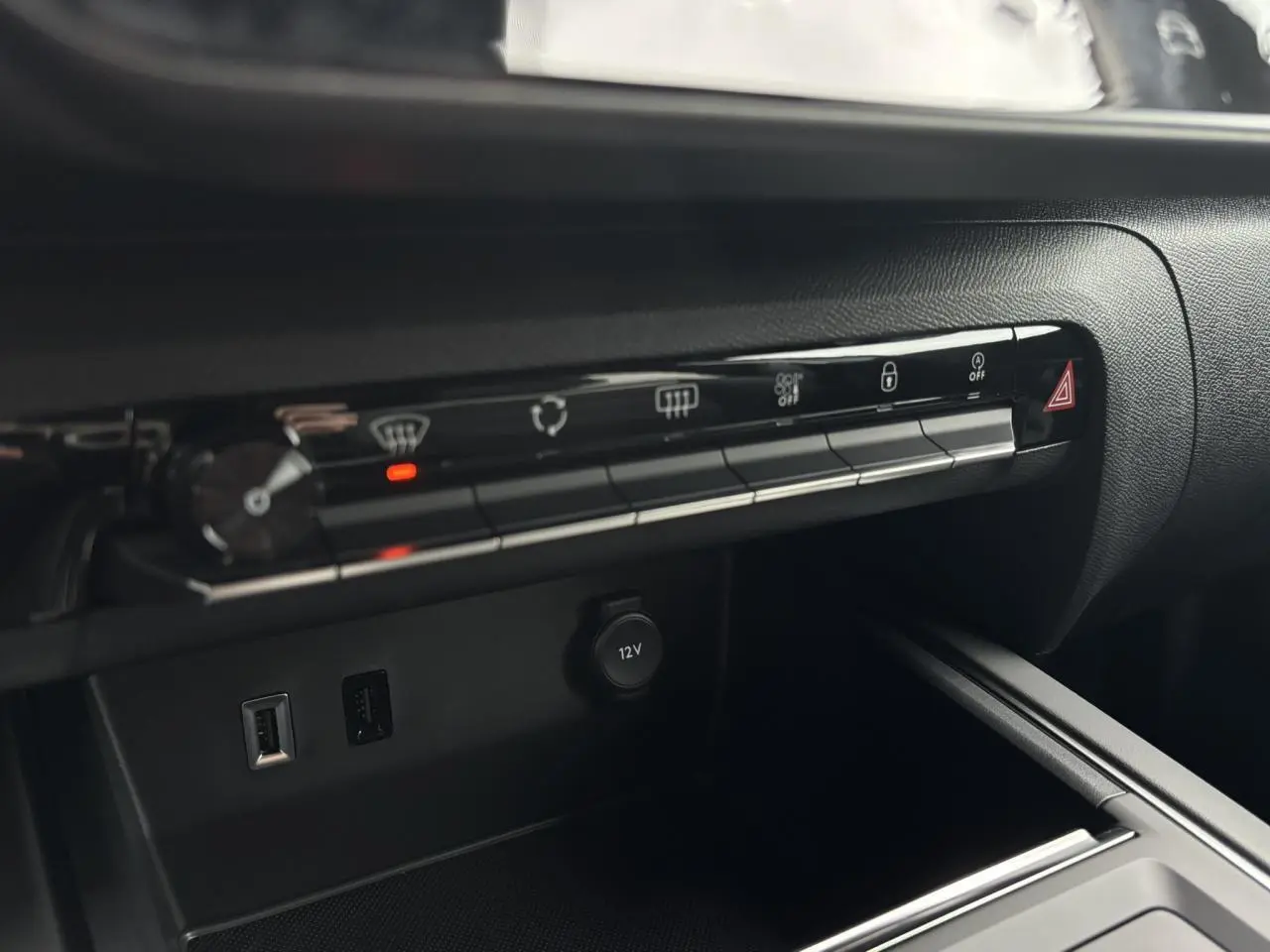Détail de la console centrale du Citroën C5 Aircross 2025, montrant les commandes climatisation et prises USB et 12V.