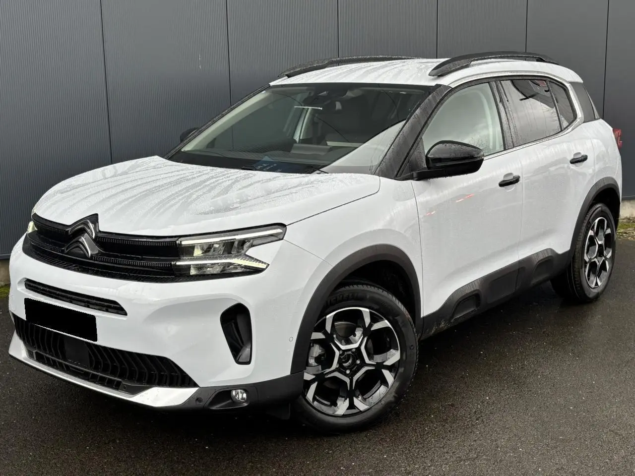 Citroën C5 Aircross blanc Okénite en 3/4 avant droit, avec jantes alliage bi-ton et barres de toit noires.