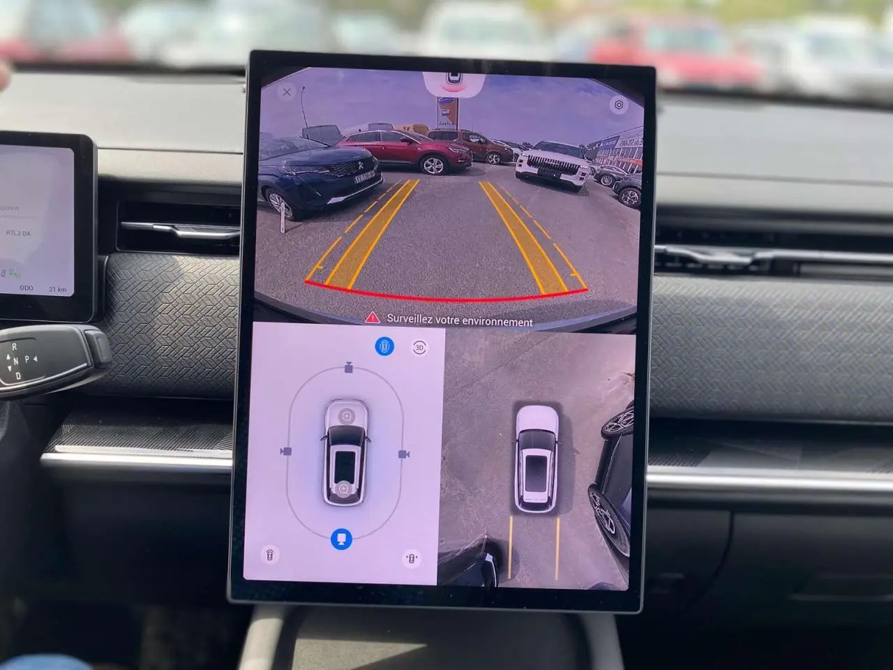 Écran central tactile du JAECOO J7 argent montrant la caméra de recul et vue à 360° du stationnement.
