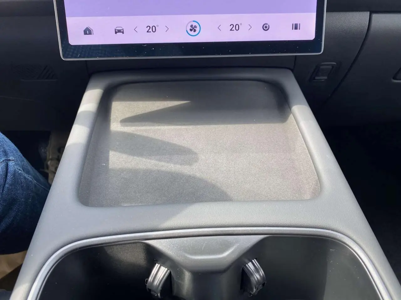 Vue rapprochée de la console centrale grise du JAECOO J7 1.5 SHS-P, avec écran tactile et porte-gobelets visibles.