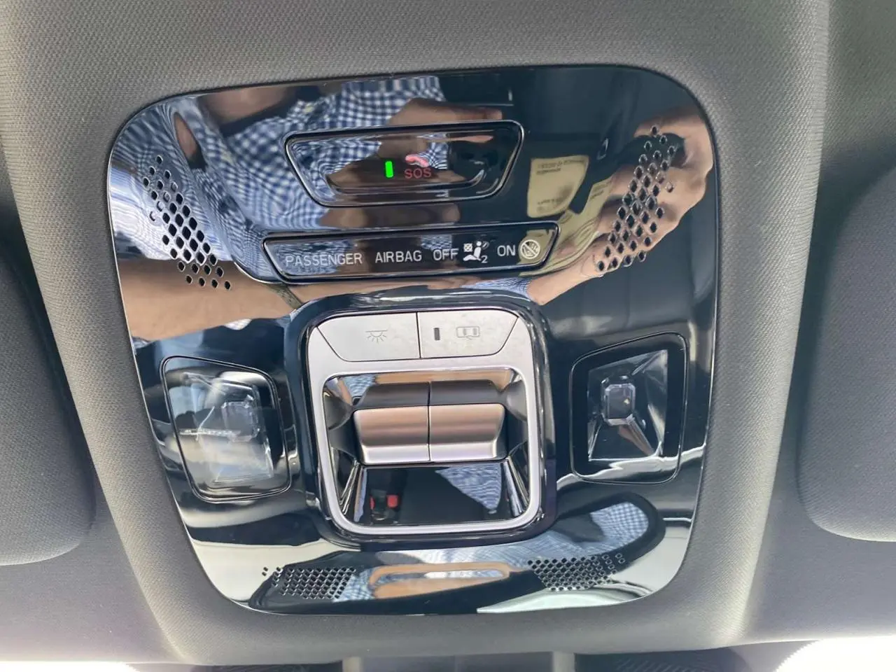 Plafonnier intérieur noir brillant du JAECOO J7 1.5 SHS-P argent, avec commandes d’éclairage et indicateurs airbag.