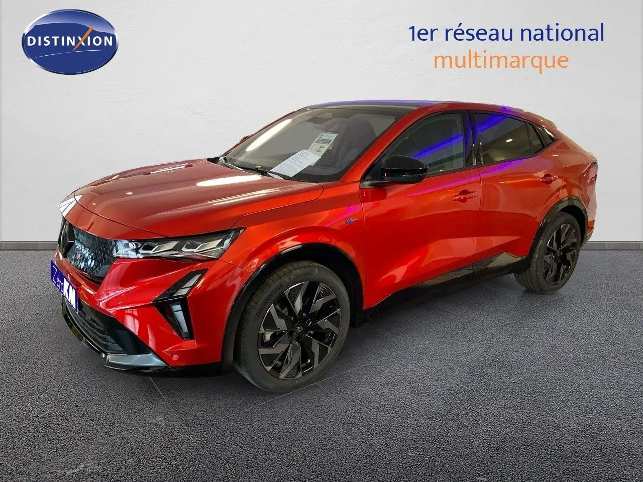 Renault Rafale 2024 rouge flamme métal en 3/4 avant droit, avec jantes noires et toit noir brillant.