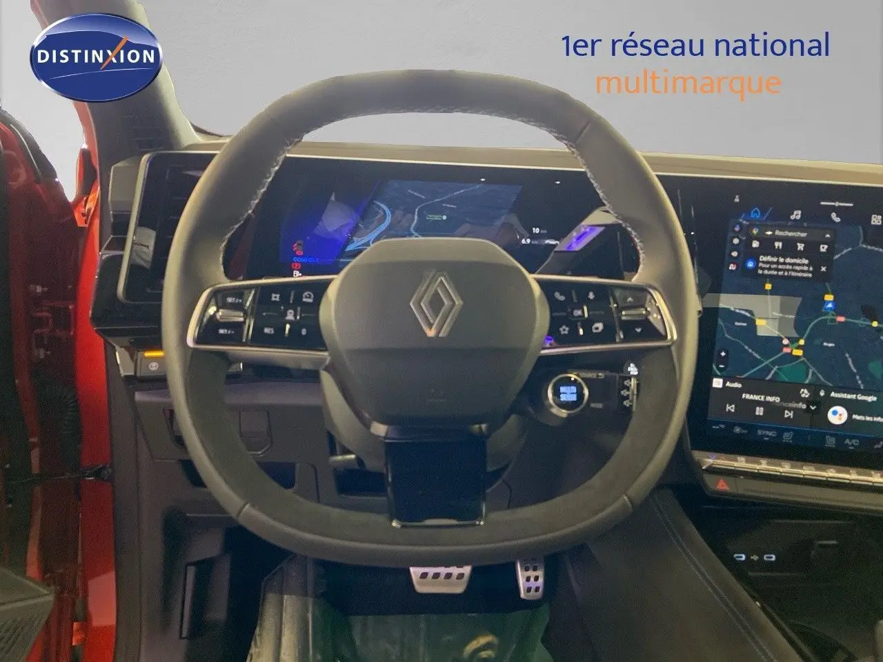 Vue rapprochée du volant multifonction en cuir noir du Renault Rafale rouge flamme métal avec tableau de bord numérique.