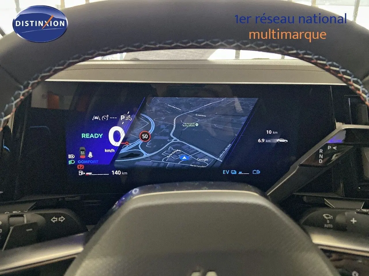 Vue rapprochée du tableau de bord numérique du Renault Rafale rouge flamme, affichant la navigation et la vitesse à zéro.