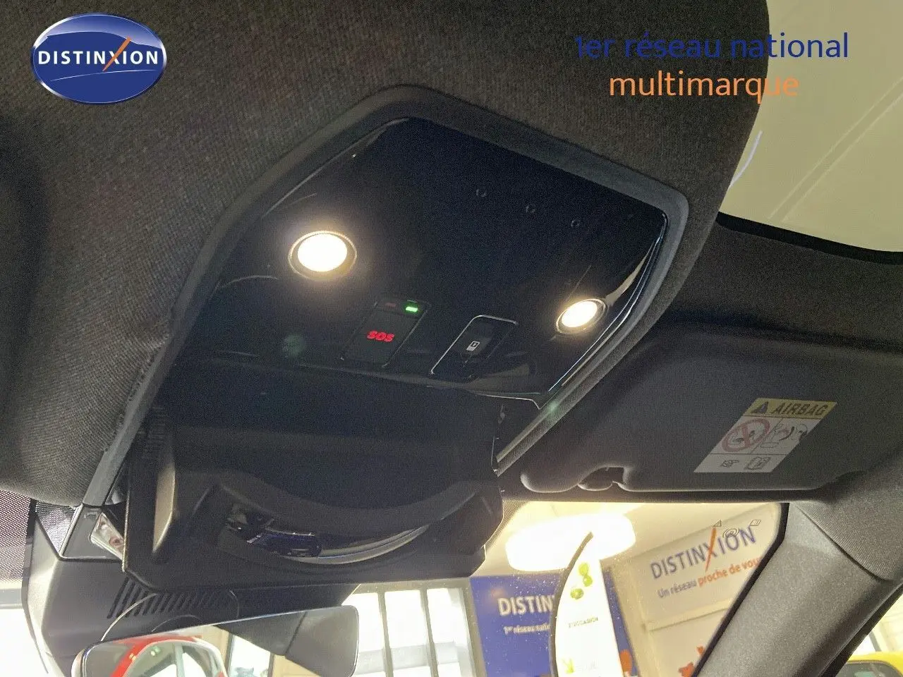 Plafonnier allumé avec commandes SOS et éclairage intérieur dans le toit d'une Renault Rafale rouge flamme 2024.