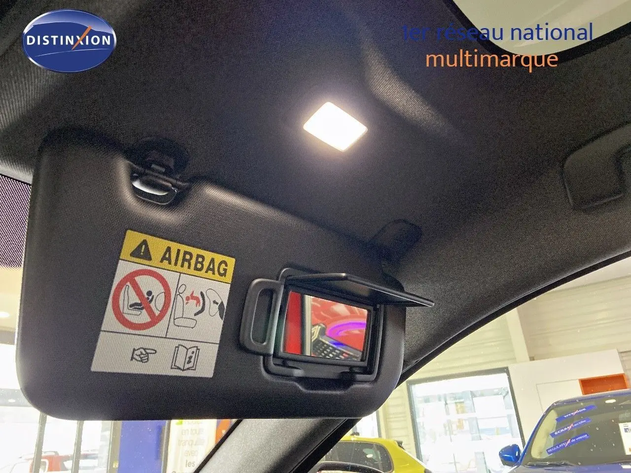 Miroir de courtoisie ouvert sur le pare-soleil côté conducteur dans l'habitacle d'une Renault Rafale rouge flamme 2024.