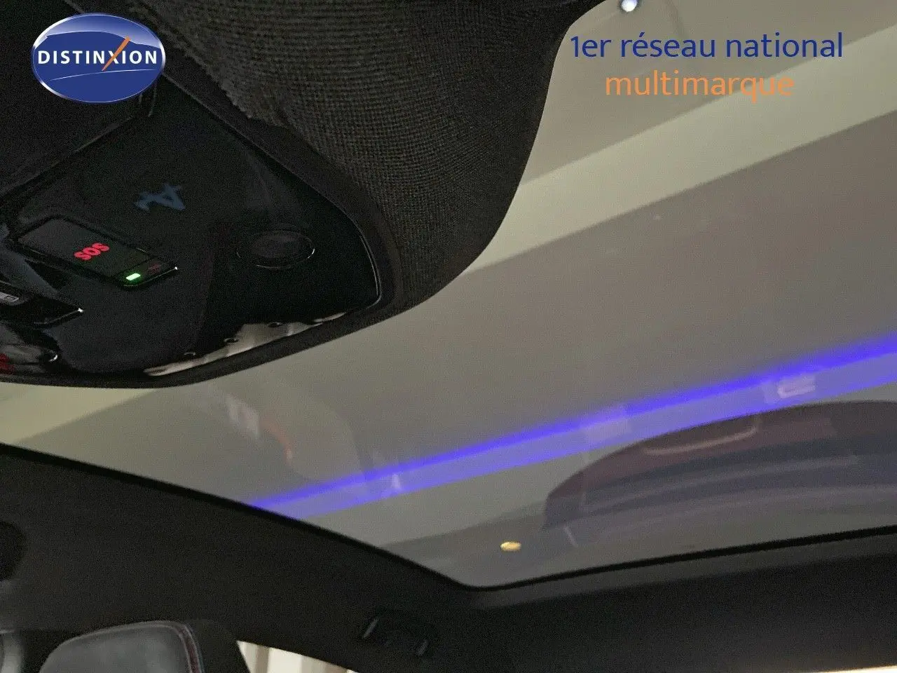 Toit panoramique intérieur avec commandes au plafond du Renault Rafale rouge flamme 2024 vue vers le ciel