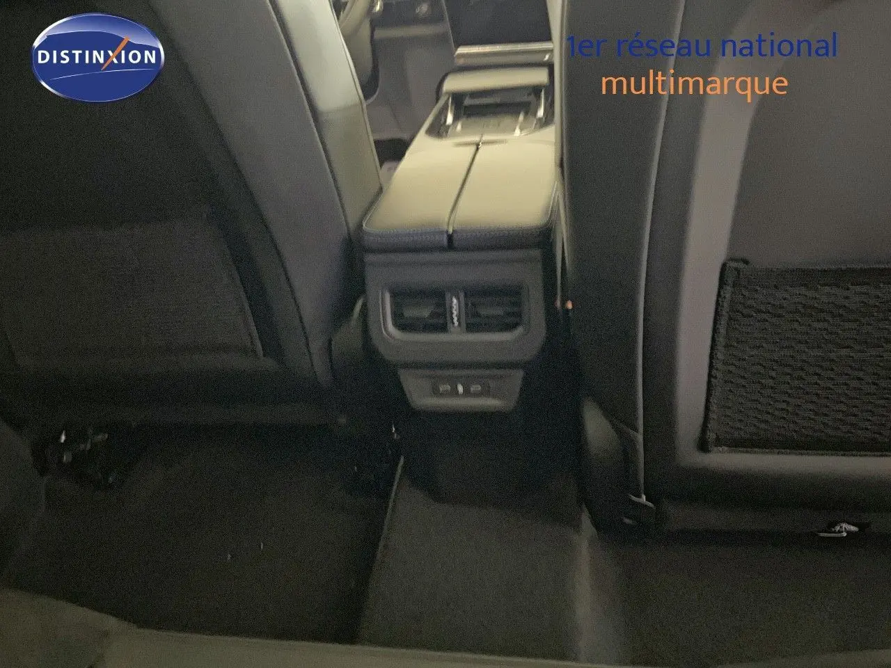 Vue intérieure arrière centrée sur la console centrale entre les sièges noirs du Renault Rafale 2024.