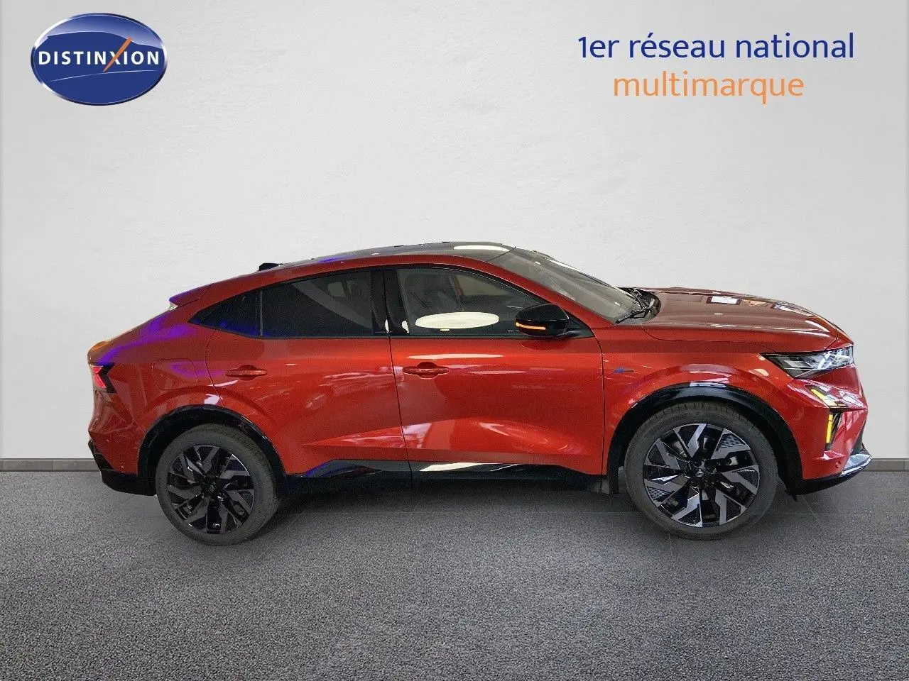 Profil droit d'un Renault Rafale 2024 rouge flamme métal avec jantes noires et toit plongeant sportif