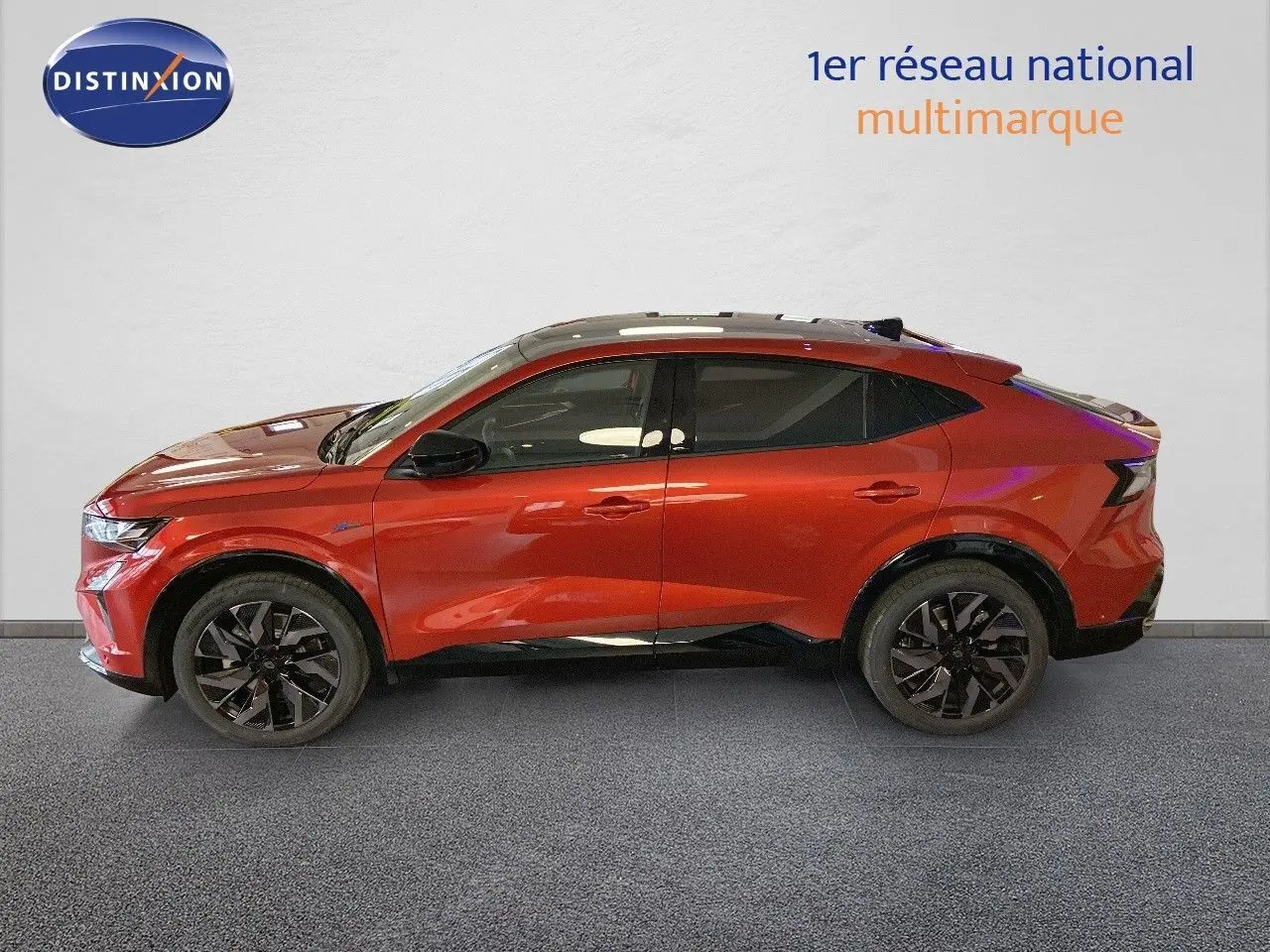 Profil droit d'un Renault Rafale 2024 rouge flamme métal avec jantes noires et toit panoramique.