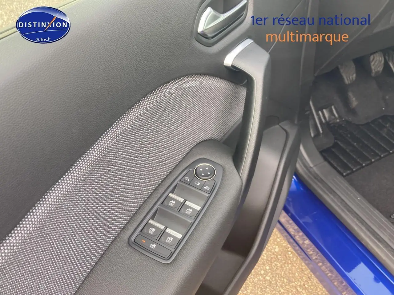 Vue intérieure côté conducteur de la porte noire avec commandes des vitres et seuil bleu iron visible du Renault Captur 2025.