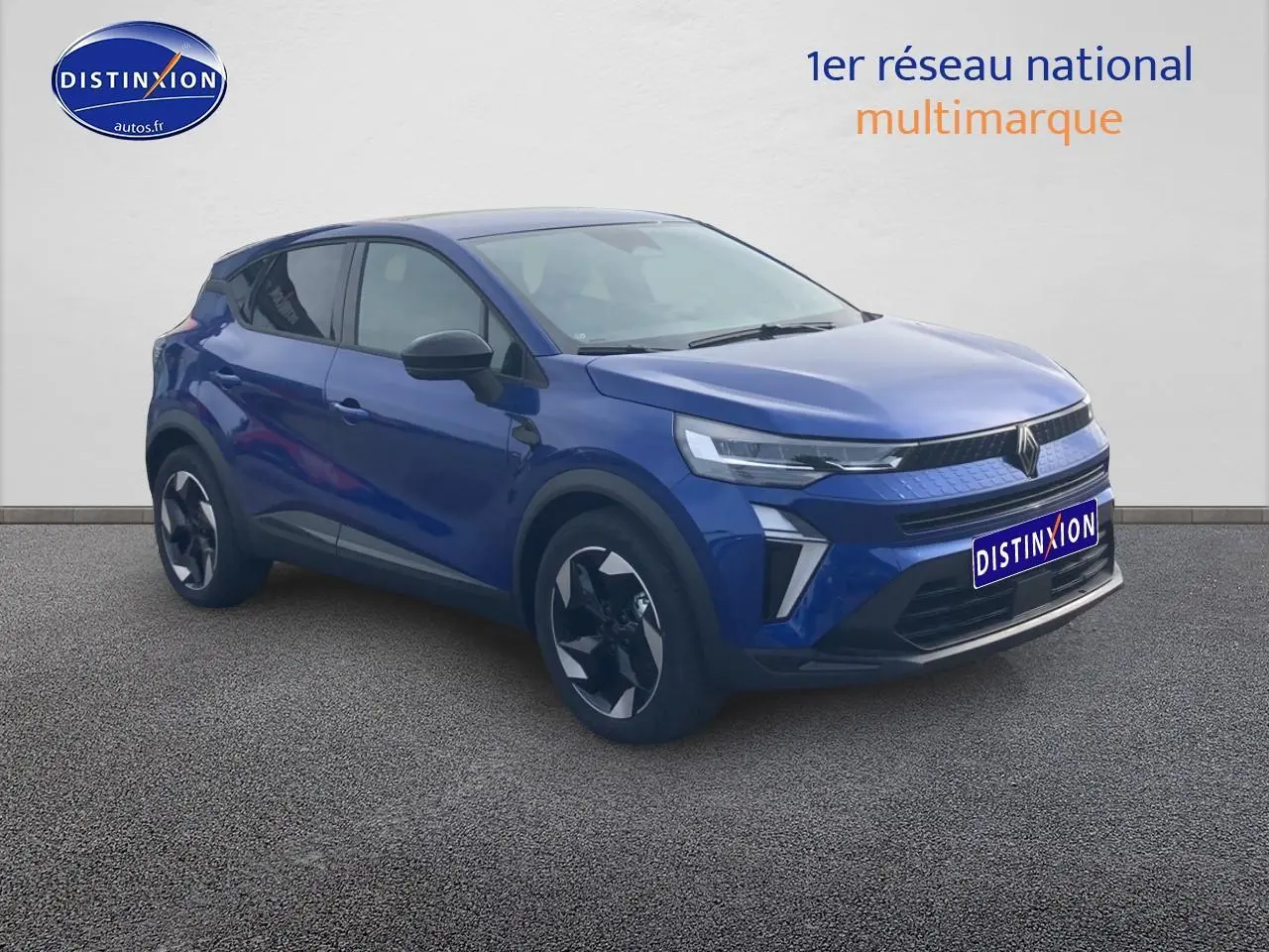 Renault Captur 2025 Bleu Iron en 3/4 avant droit, avec jantes alu et feux LED distinctifs.