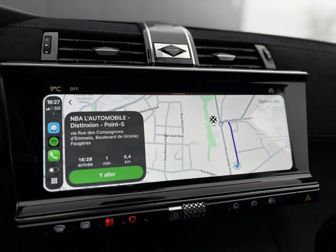 Vue rapprochée de l’écran tactile 12,3 pouces du DS7 2024 gris laqué affichant la navigation 3D connectée.
