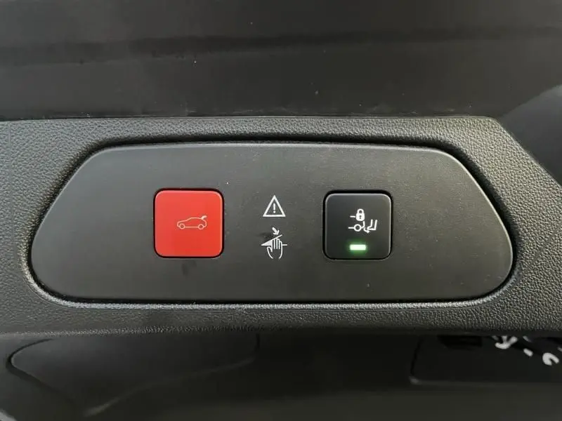 Panneau de commandes intérieur avec bouton rouge d'ouverture du coffre et bouton noir de verrouillage enfant sur Opel Grandland X blanc toit noir.