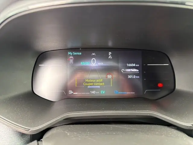 Tableau de bord numérique 7 pouces de la Renault Clio V E-Tech Hybrid, affichant état moteur et informations de conduite.