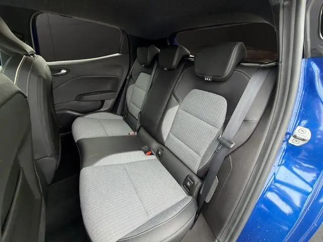 Vue intérieure côté droit des sièges arrière gris clair et noir de la Renault Clio V E-Tech Bleu Iron 2025.