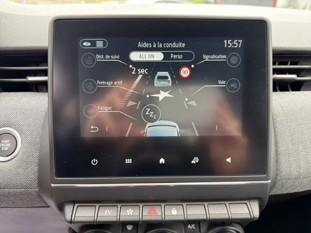 Écran tactile central de la Renault Clio V E-Tech Hybrid 2025 montrant les aides à la conduite avec interface claire.