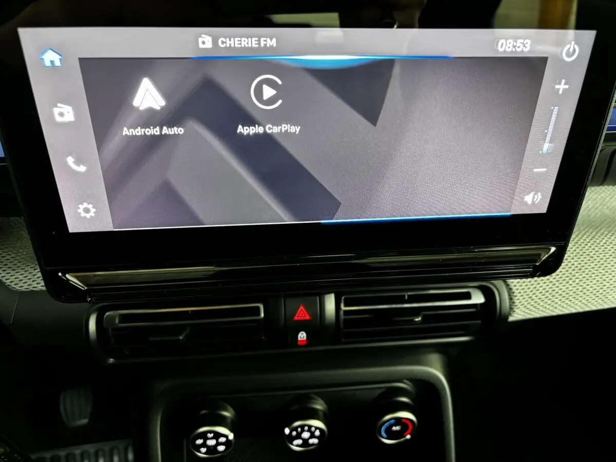 Écran tactile central 10,25 pouces de la Citroën C3 100 BVM PLUS 2025, avec commandes de climatisation en dessous.