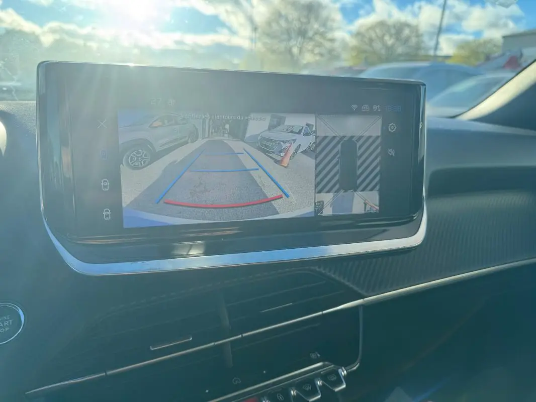 Écran tactile intérieur du Peugeot 2008 Hybrid 136 Allure montrant la caméra de recul avec vue arrière et angles.