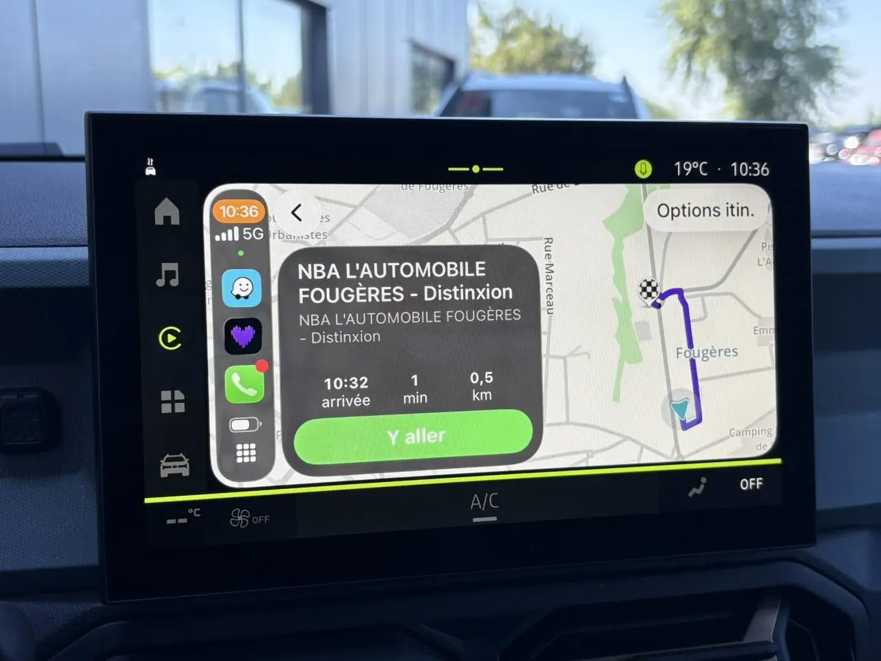 Écran tactile central du Dacia Duster 2026 affichant la navigation GPS et les options multimédias.