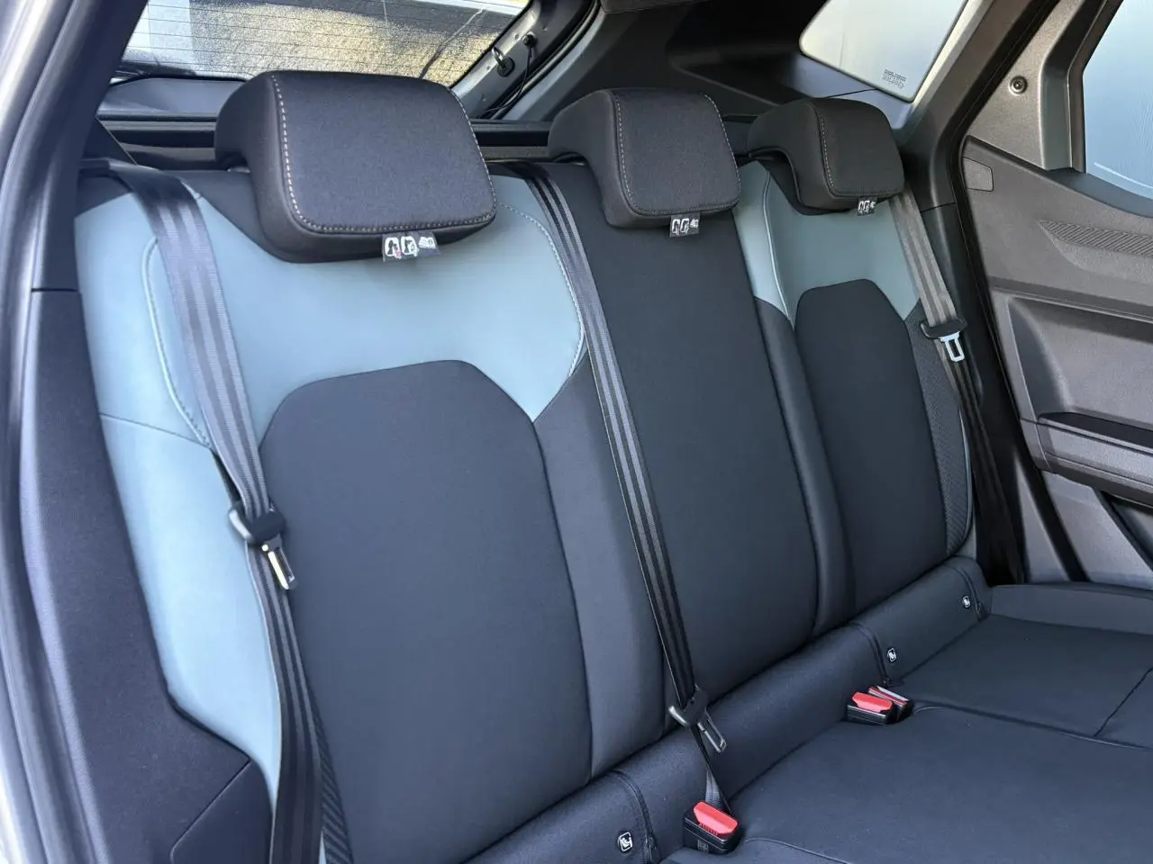 Vue intérieure sur la banquette arrière du Dacia Duster 2026, sellerie TEP MicroCloud bicolore gris et noir.