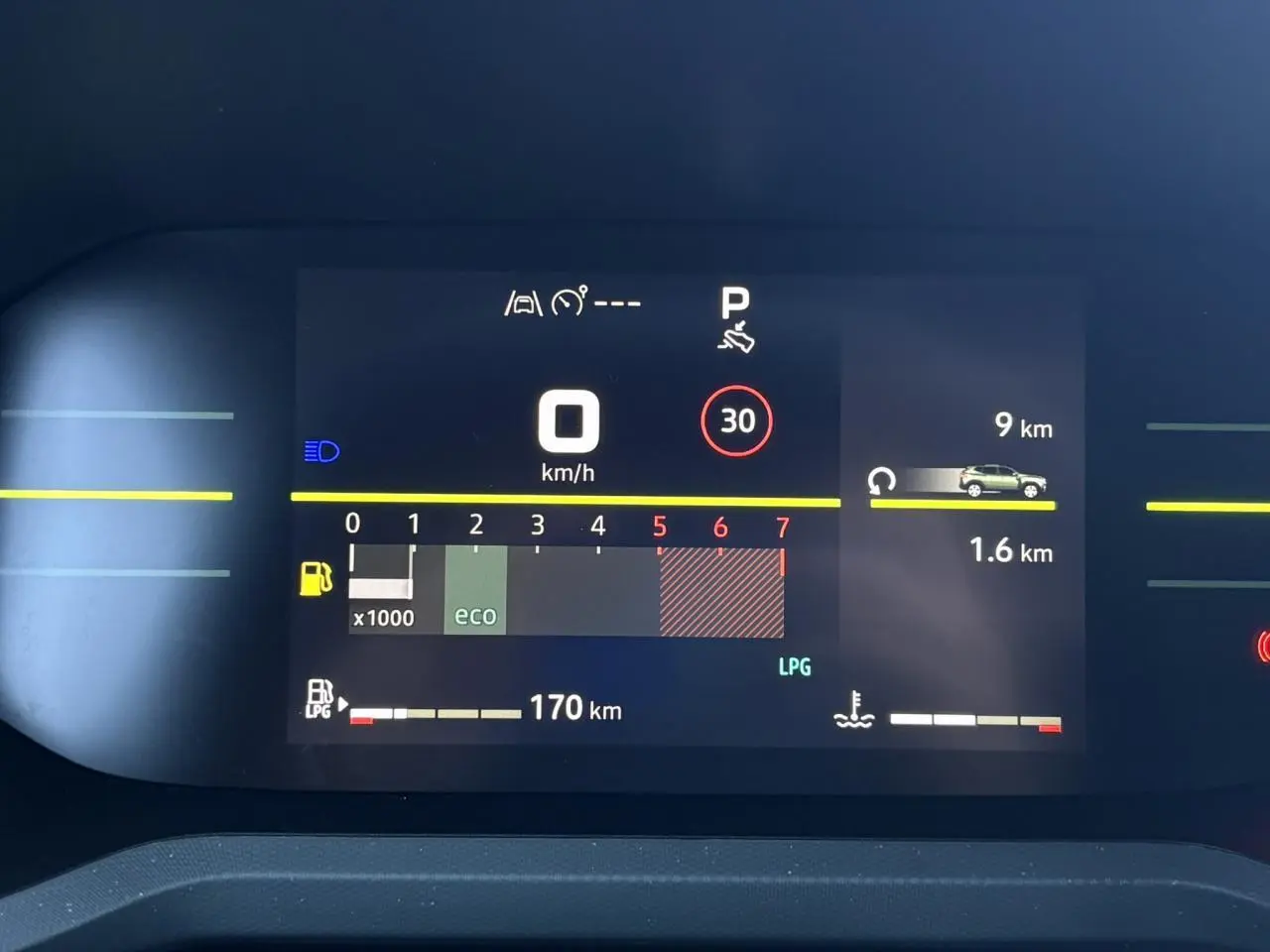 Tableau de bord digital du Dacia Duster 2026 affichant vitesse, régime moteur et autonomie GPL.