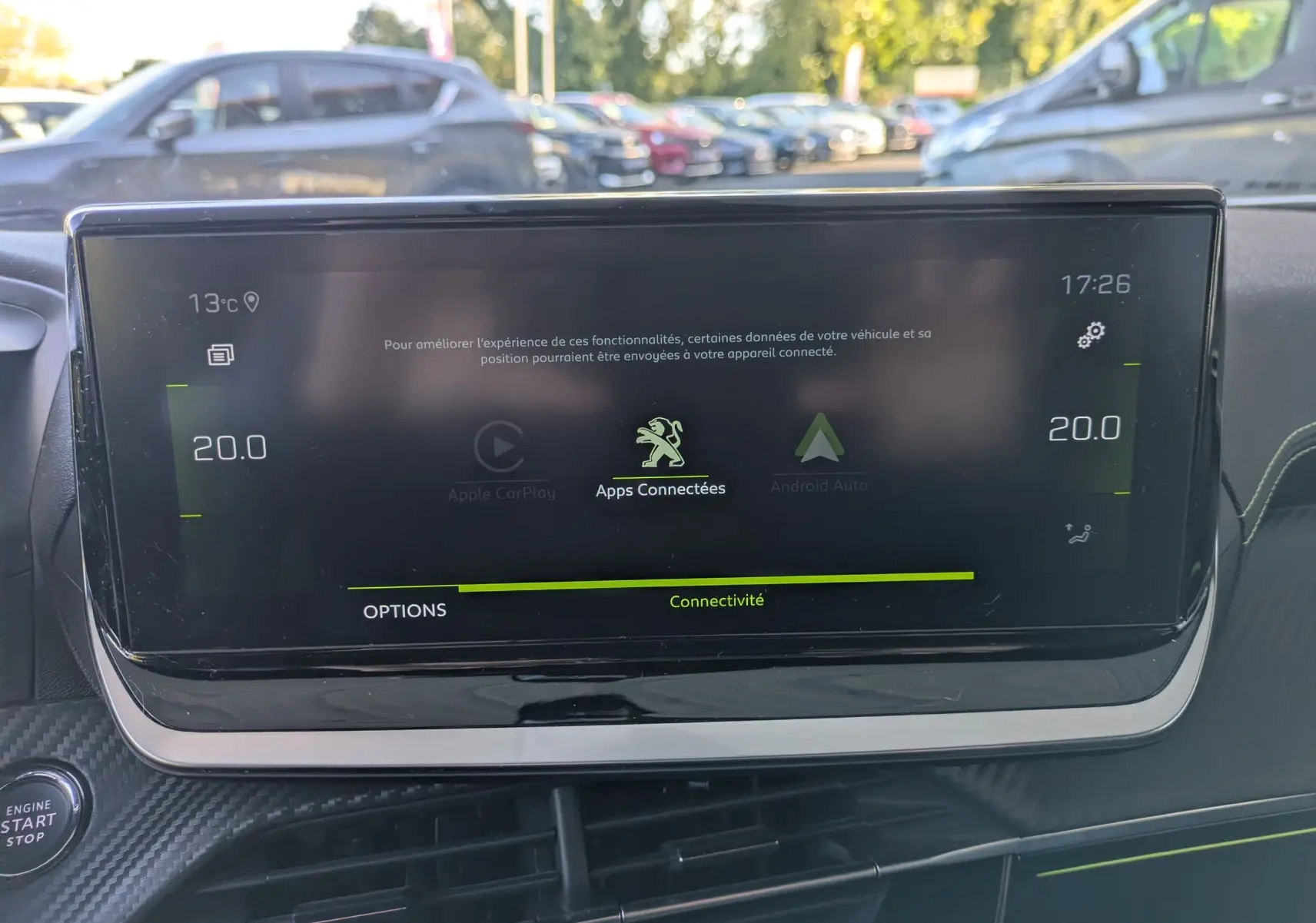 Écran tactile central du Peugeot 2008 GT blanc nacré, affichant les options de connectivité avec Apple CarPlay et Android Auto.